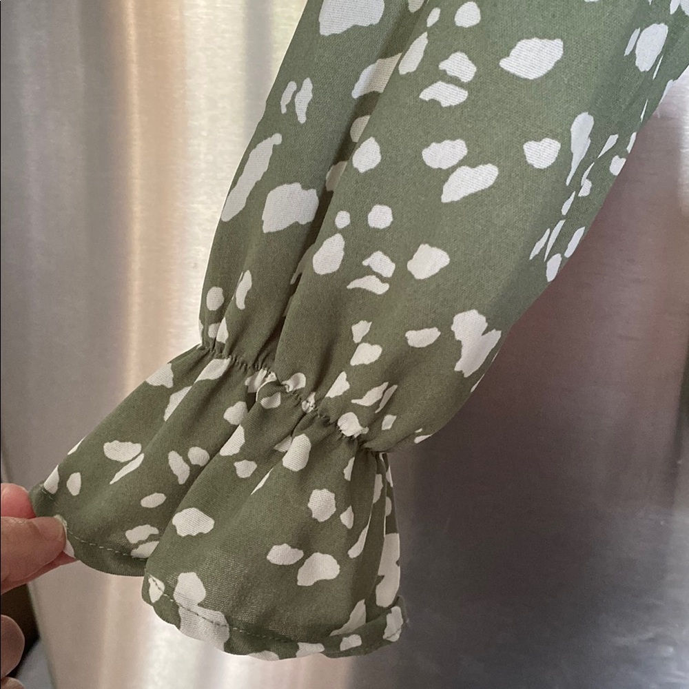 Green and White Spotted Ruffled Long Sleeve Blouse with Peter Pan Collar - Picture 5 of 5